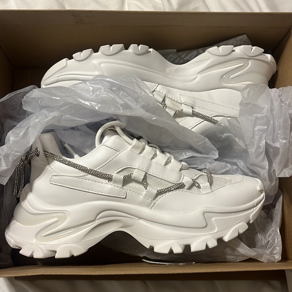 STEVE MADDEN MIRACLES WHITE TENNIS SHOES - Picture 2 of 3
